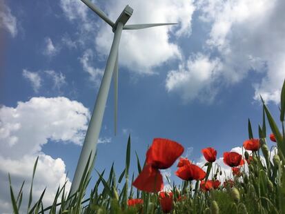 Photographie en contre plongée d'une éolienne