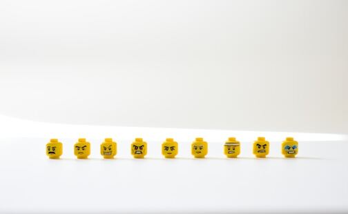 Têtes de figurines alignées et présentant des émotions différentes