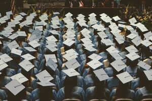 photo d'un groupe de diplômés portant une tenue de graduation