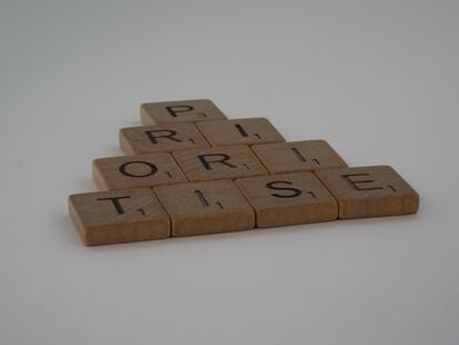 Comment bien gérer ses priorités au travail Des briques en bois avec des lettres écrites dessus formant le mot priorité
